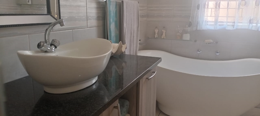 3 Bedroom Property for Sale in Safari Gardens North West